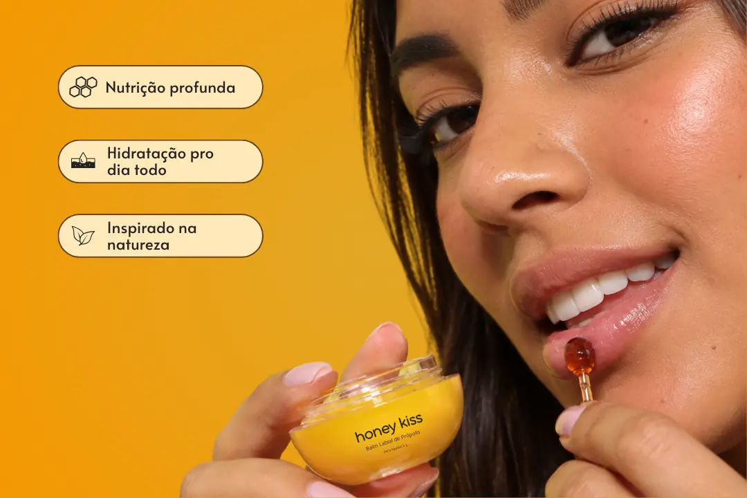 Pote do balm labial HoneyKiss sabor Mel, ao lado de favo de mel, foto 2
