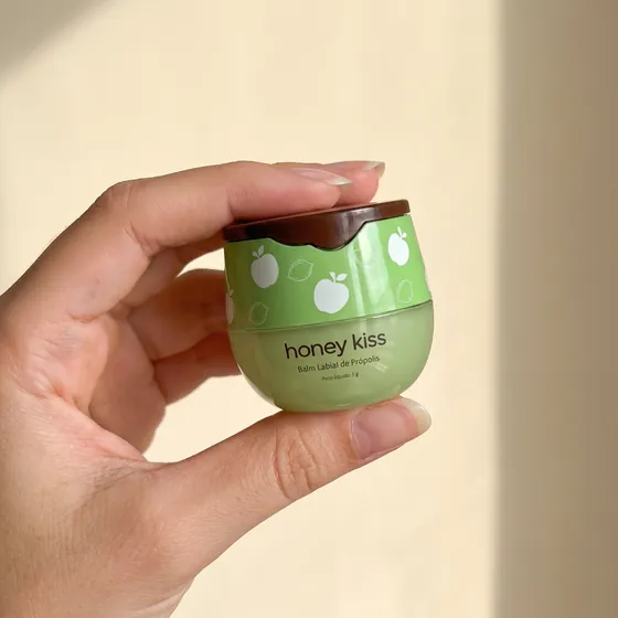 Foto enviada por cliente usando o balm labial HoneyKiss
